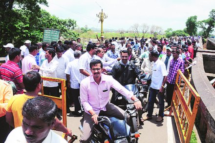 पंचगंगा नदीवरील शिवाजी पूल दुचाकी वाहनासाठी खुला करण्यात आल्यावर वाहनधारकांनी लगेचच प्रवासाला सुरुवात केली. (छाया- राज मकानदार पंचगंगा नदीवरील शिवाजी पूल दुचाकी वाहनासाठी खुला करण्यात आल्यावर वाहनधारकांनी लगेचच प्रवासाला सुरुवात केली. (छाया- राज मकानदार