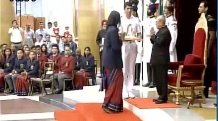 देशातील ‘क्रीडारत्नां’चा राष्ट्रपतींच्या हस्ते सन्मान; सिंधू, दीपा, साक्षी आणि जीतू रायला ‘खेलरत्न’ प्रदान देशातील ‘क्रीडारत्नां’चा राष्ट्रपतींच्या हस्ते सन्मान; सिंधू, दीपा, साक्षी आणि जीतू रायला ‘खेलरत्न’ प्रदान