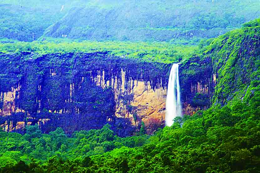वर्षां भटकंती : दैत्यासुर धबधबा वर्षां भटकंती : दैत्यासुर धबधबा