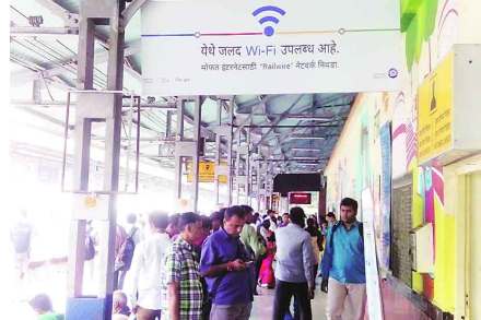 कल्याण स्थानकात सोमवारी सुरू झालेल्या या उपक्रमाचा लाभ घेण्यासाठी प्रवाशांनी गर्दी केली होती. कल्याण स्थानकात सोमवारी सुरू झालेल्या या उपक्रमाचा लाभ घेण्यासाठी प्रवाशांनी गर्दी केली होती.