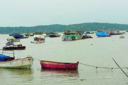 वादळी वाऱ्यांमुळे वसईतील किनारपट्टीवरच बोटी थांबलेल्या आहेत. वादळी वाऱ्यांमुळे वसईतील किनारपट्टीवरच बोटी थांबलेल्या आहेत.