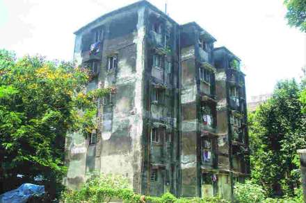 दहा हजार इमारतींचे छप्पर अधांतरी?
