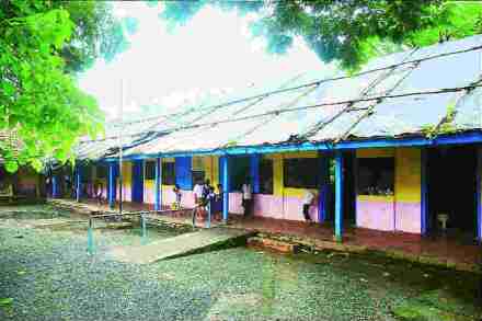 धोकादायक शाळेत शिक्षणाचे धडे