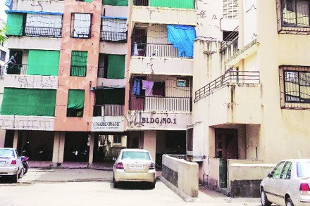 वेस्टर्न पार्क परिसरातील के. डी. पॅरेडाइज इमारतीवर शोककळा पसरली. वेस्टर्न पार्क परिसरातील के. डी. पॅरेडाइज इमारतीवर शोककळा पसरली.