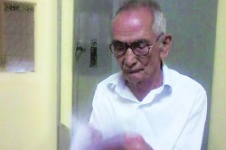 बडतर्फ रेल्वे गार्ड न्यायाच्या प्रतीक्षेत