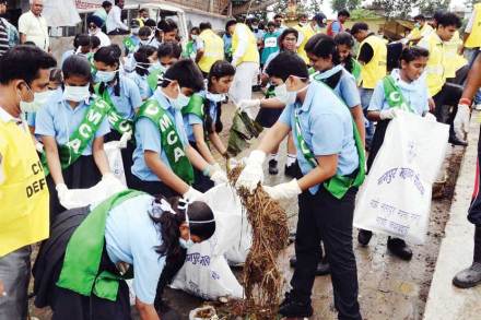 फुटाळा तलावावर निर्माल्य गोळा करताना शालेय विद्यार्थी. (लोकसत्ता छायाचित्र)