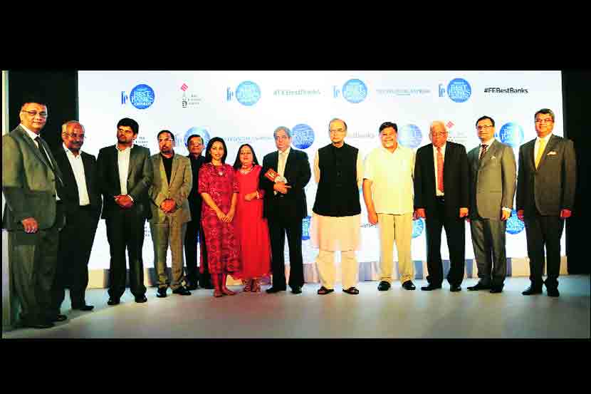 गुरुवारी मुंबईत हॉटेल ताज येथे झालेल्या ‘एफई बेस्ट बॅक्स’ पुरस्कार सोहळ्यात अर्थमंत्री अरुण जेटली (मध्यभागी), सोबत इंडियन एक्स्प्रेस वृत्तपत्र समूहाचे अध्यक्ष विवेक गोएंका, एचडीएफसीचे अध्यक्ष दीपक पारेख, सोहळ्याचे प्रायोजक आयआरबी इन्फ्राचे अध्यक्ष व व्यवस्थापकीय संचालक विरेंद्र म्हैसकर, (डावीकडे) एचडीएफसी बँकेचे व्यवस्थापकीय संचालक आदित्य पुरी, इंडियन एक्स्प्रेस न्यू मीडिया विभागाचे प्रमुख अनंत गोएंका, आणि एक्स्प्रेस समूहाचे मुख्य कार्यकारी अधिकारी जॉर्ज वर्गीस पुरस्कारप्राप्त बँकांच्या प्रतिनिधींसमवेत 