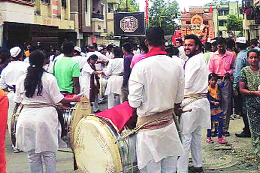 सातव्या दिवशी विसर्जनाची परंपरा असलेल्या सांगवीतील मंडळांनी रविवारी गणरायाला भावपूर्ण निरोप दिला. 