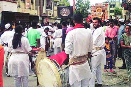 सातव्या दिवशी विसर्जनाची परंपरा असलेल्या सांगवीतील मंडळांनी रविवारी गणरायाला भावपूर्ण निरोप दिला. 
