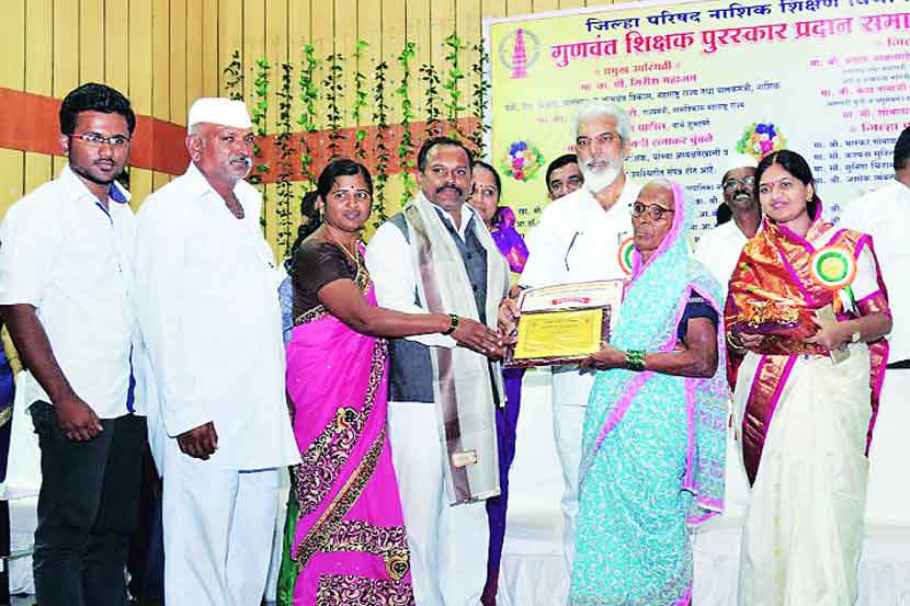 नाशिक जिल्हा परिषदेच्या वतीने आयोजित कार्यक्रमात राज्यमंत्री दादा भुसे यांच्या हस्ते गुणवंत शिक्षकांना पुरस्काराने गौरविण्यात आले. समवेत जिल्हा परिषदेच्या अध्यक्षा विजयश्री चुंभळे, आ. जयंत पाटील व इतर.
