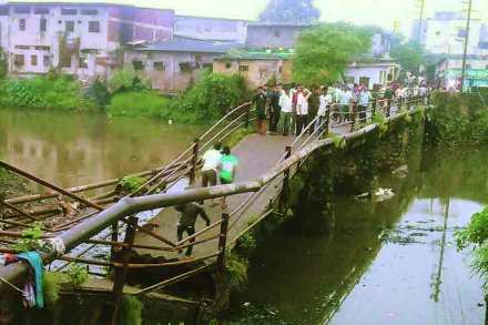 कोसळलेल्या वडोल पुलावरून नागरिकांचा जीवघेणा प्रवास