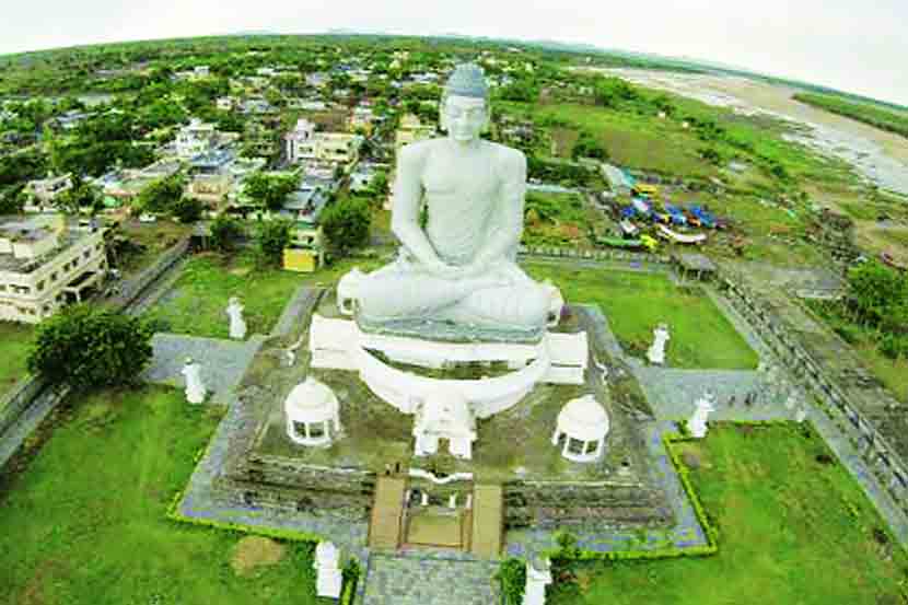 अमरावतीचा हा प्रसिद्ध स्तूप राहील; पण त्यामागचे  (छायाचित्रात उजवीकडचे) कृष्णेचे पूरपात्र धोक्यात आहे. अमरावतीचा हा प्रसिद्ध स्तूप राहील; पण त्यामागचे  (छायाचित्रात उजवीकडचे) कृष्णेचे पूरपात्र धोक्यात आहे.