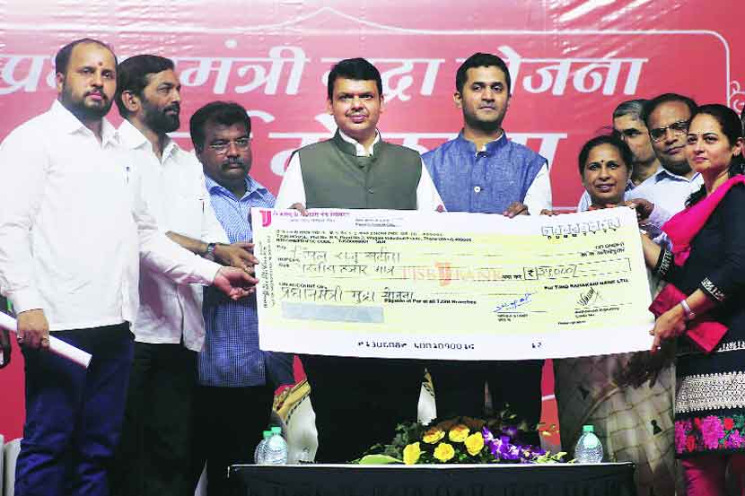 प्रधानमंत्री मुद्रा योजनेतील लाभार्थीना रविवारी ठाण्यात मुख्यमंत्री देवेंद्र फडणवीस यांच्या हस्ते धनादेश देण्यात आले.