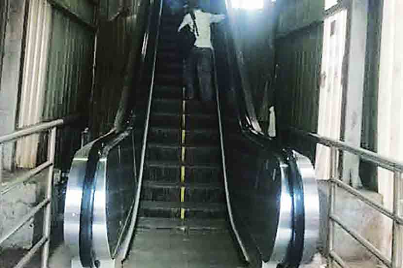 ऐन गर्दीच्या वेळी सरकते जिने बंद