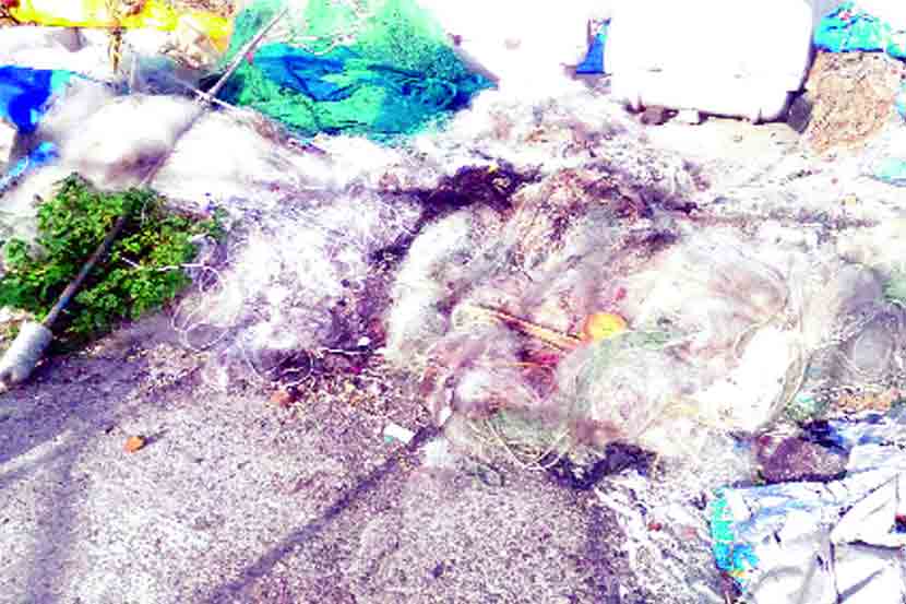 समुद्रातील कचरा मच्छीमारांच्या पोटावर
