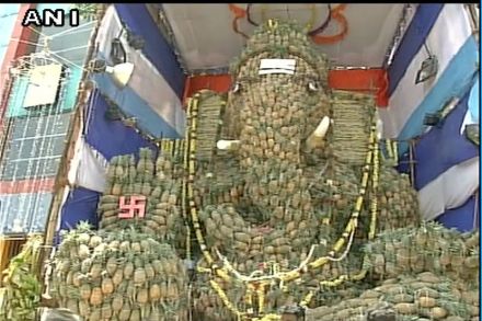 चेन्नईच्या कोलातूर भागात या अननासच्या बाप्पाची प्रतिष्ठापना करण्यात आली आहे चेन्नईच्या कोलातूर भागात या अननासच्या बाप्पाची प्रतिष्ठापना करण्यात आली आहे