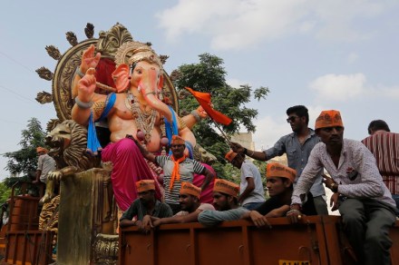 मुरबाडमध्ये कर्ज काढून गणेशोत्सव साजरा मुरबाडमध्ये कर्ज काढून गणेशोत्सव साजरा