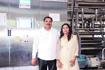 रेशीमगाठ जुळवतानाच उद्योग उभारणीचे स्वप्न पाहणारे शशिकांत आणि मनीषा धात्रक दाम्पत्य.