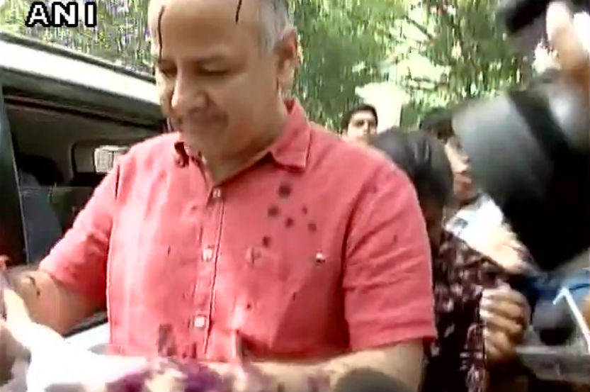 नायब राज्यपाल नजीब जंग यांच्या निवासस्थानाबाहेर मनीष सिसोदिया यांच्यावर शाईफेक करण्यात आली आहे.