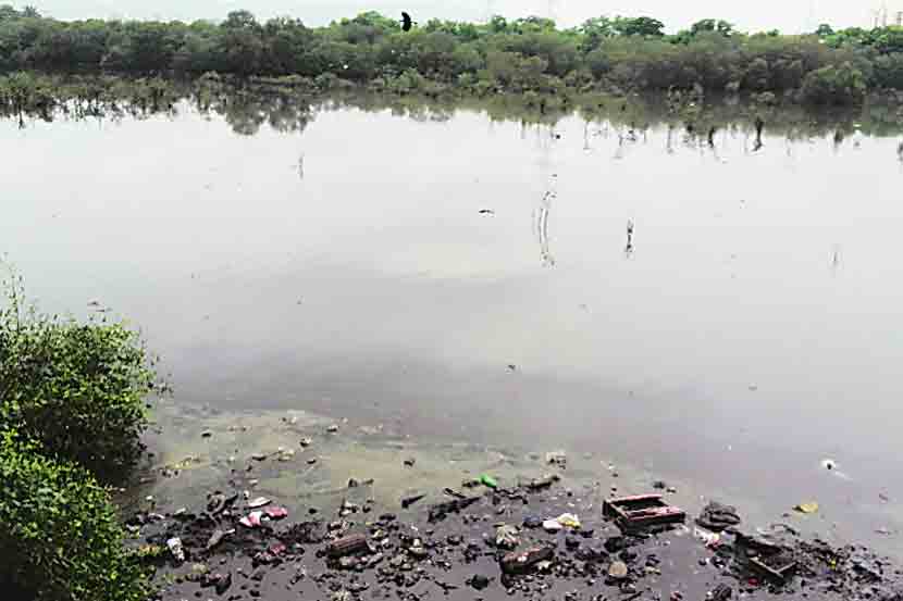 महापालिका आयुक्त तुकाराम मुंढे यांनी ऐरोलीतील याच प्रभागांतील जॉगिंग ट्रॅकपासून ‘वॉक विथ कमिशनर’ या उपक्रमांची सुरुवात केली होती. त्यावेळीदेखील होल्डिंग पॉण्डमधील गाळ काढून सुशोभीकरण करण्याची मागणी केली होती. परंतु चार महिने उलटूनही कोणतीही कारवाई झालेली नाही.
