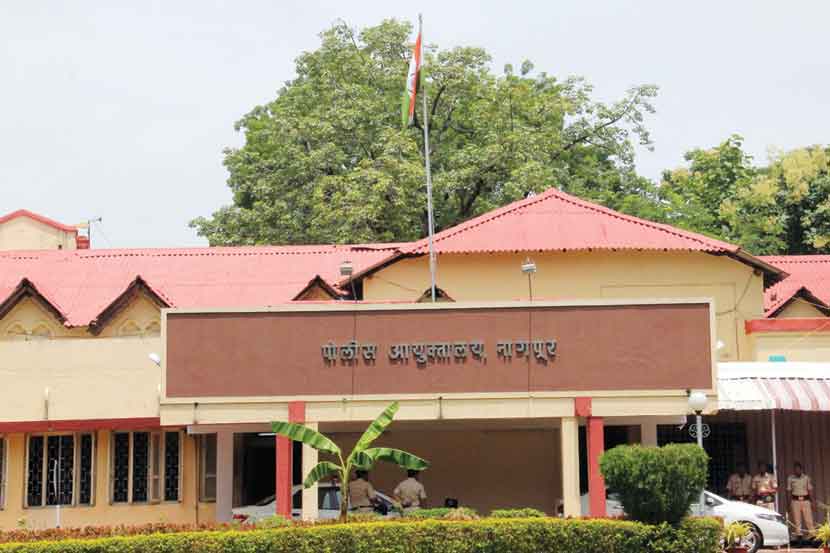 आता प्रत्येक पोलिसाच्या मोबाईलमध्ये गुन्हेगारांचा लेखाजोखा आता प्रत्येक पोलिसाच्या मोबाईलमध्ये गुन्हेगारांचा लेखाजोखा