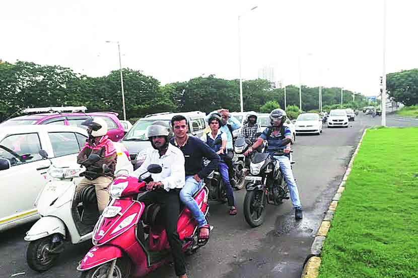 महामार्गावरील खड्डय़ांमुळे पामबीच मार्गावर कोंडी