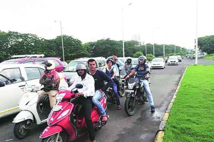 महामार्गावरील खड्डय़ांमुळे पामबीच मार्गावर कोंडी