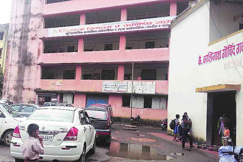 ‘मैदानातील ‘पार्किंग’ने विद्यार्थी, रुग्णांची कोंडी