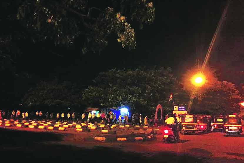 कळंबोली स्थानकात बससाठी ताटकळत उभ्या असलेल्या प्रवाशांचा रांगा