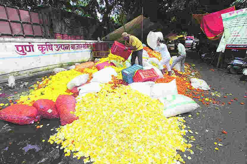 गुलटेकडी मार्केटयार्डमधील फुलांच्या बाजारात न खपलेली फुले सोमवारी टाकून देण्यात आली. (छायाचित्र: पवन खेंगरे).