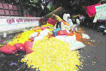 गुलटेकडी मार्केटयार्डमधील फुलांच्या बाजारात न खपलेली फुले सोमवारी टाकून देण्यात आली. (छायाचित्र: पवन खेंगरे).