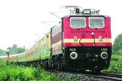केवळ माहितीअभावी रेल्वेचे  प्रवासी विमा कवचापासून वंचित