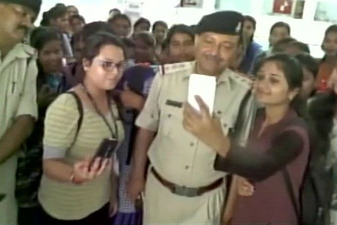 पोलिसांसोबत सेल्फी घेताना तरुणी छाया सौजन्य वृत्तसेवा ट्विटर
