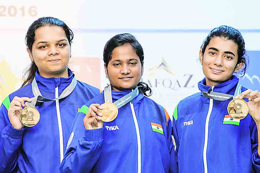 दहा मीटर एअर पिस्तूल सांघिक प्रकारात सुवर्णपदक पटकावणाऱ्या यशस्विनी सिंग, मलाईका गोयल व हर्षदा निथावे 