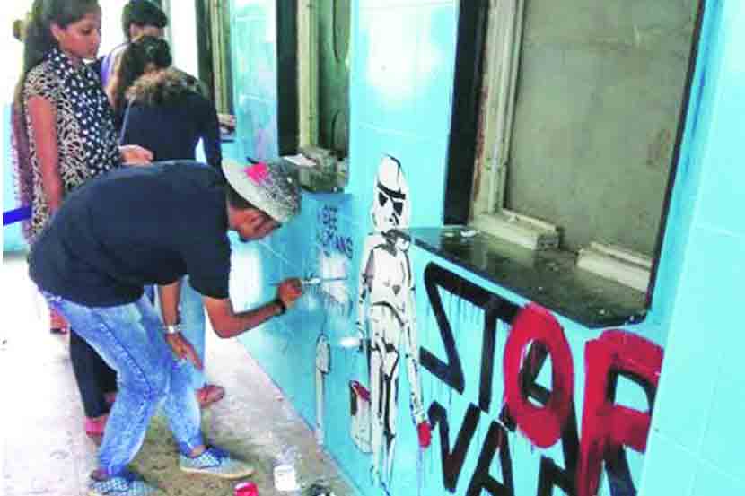 महाविद्यालयीन विद्यार्थ्यांचे रेल्वे स्थानक स्वच्छता, सौंदर्य अभियान