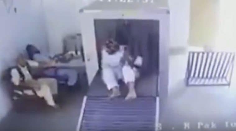 Viral Video : अरे देवा ! बॅगेसोबत ‘तो’ ही स्कॅनिंग मशीनमध्ये शिरला Viral Video : अरे देवा ! बॅगेसोबत ‘तो’ ही स्कॅनिंग मशीनमध्ये शिरला