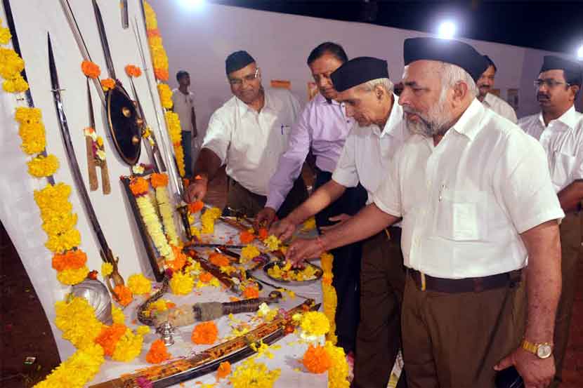 राष्ट्रीय स्वयंसेवक संघ कसबा भागातर्फे रमणबाग प्रशालेच्या मदानामध्ये शस्त्रपूजन कार्यक्रमास या वेळी माधव भंडारी, फत्तेचंद रांका उपस्थित होते.