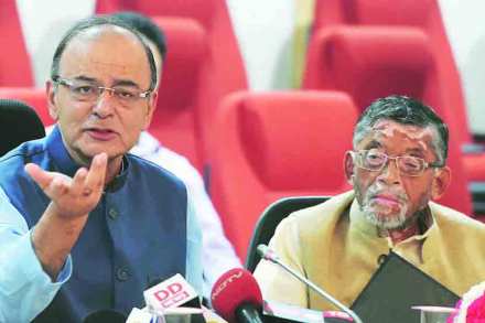 नवी दिल्लीतील वस्तू व सेवा कर परिषदेच्या बुधवारी दुसऱ्या दिवशीच्या बैठकीदरम्यान केंद्रीय अर्थमंत्री अरुण जेटली व अर्थ राज्यमंत्री संतोष गंगवार. 