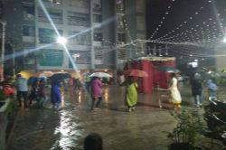 Viral : छत्रीसंगे गरबा रंगला