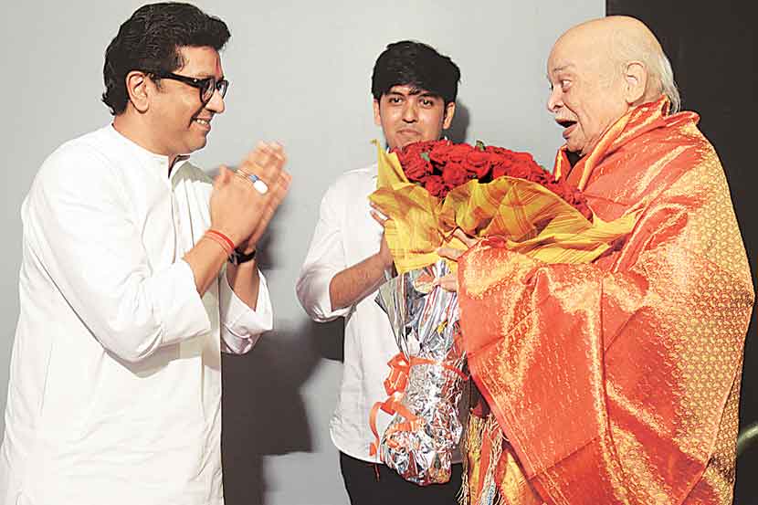 ज्येष्ठ चित्रकार रवि परांजपे यांच्या एक्क्य़ाऐंशीव्या वाढदिवसानिमित्त प्रसिद्ध व्यंगचित्रकार आणि महाराष्ट्र नवनिर्माण सेनेचे अध्यक्ष राज ठाकरे यांनी शनिवारी त्यांचा सत्कार केला.