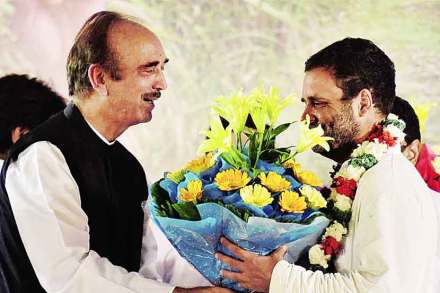 महिनाभर चाललेल्या किसान यात्रेनंतर काँग्रेस उपाध्यक्ष राहुल गांधी यांनी नवी दिल्लीत जंतरमंतरवर शेतकऱ्यांचा मेळावा घेतला.