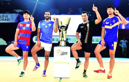 विश्वचषक कबड्डी स्पर्धेत उपांत्य फेरीत दाखल झालेल्या संघांचे कर्णधार डाँग जू हाँग (कोरिया)अनुप कुमार (भारत), मैराज शेख  (इराण) आणि खोमसाद थोंगखाम