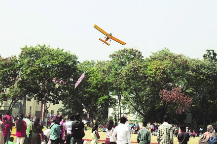 रोटरी हिलसाईडच्या वतीने रविवारी सकाळी विमानांची माहिती देणाऱ्या एअर शोचे आयोजन करण्यात आले होते.
