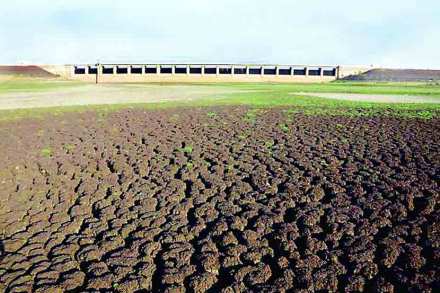 धरणांमधील गाळामुळे पाणीसाठय़ात घट