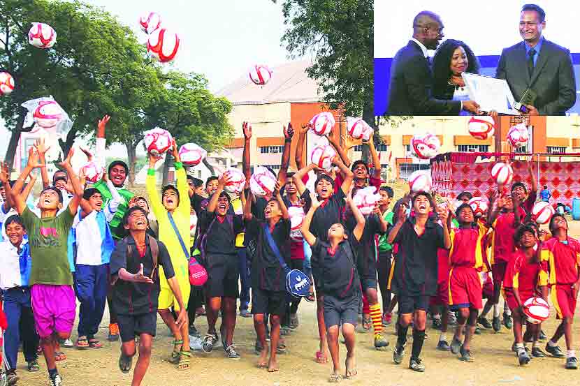 ‘स्लम सॉकर’च्या उपक्रमांतर्गत मुलांना फुटबॉलचे प्रशिक्षण दिले जाते.