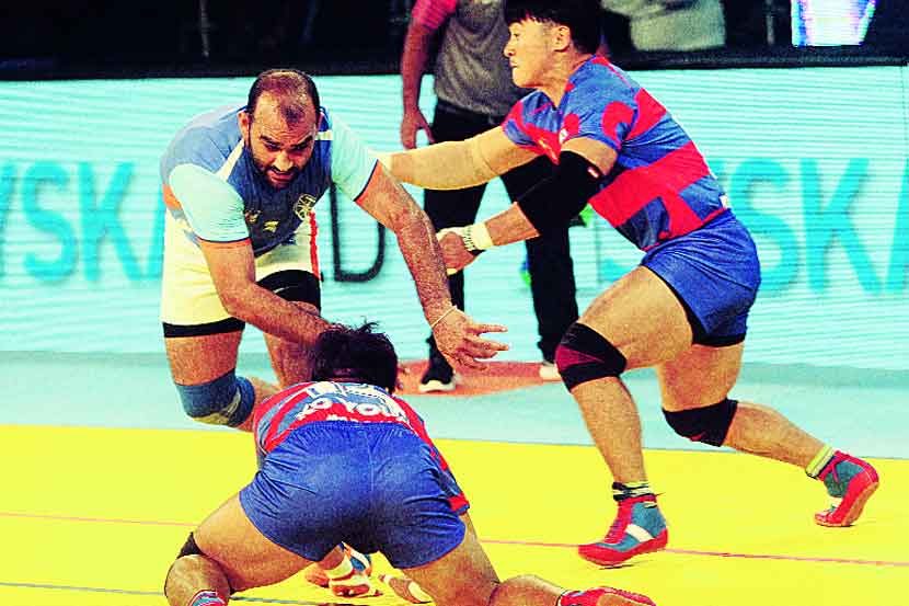 भारताच्या जसवीर सिंगची पकड करताना द. कोरियाचे कबड्डीपटू 