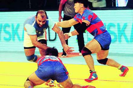 भारताच्या जसवीर सिंगची पकड करताना द. कोरियाचे कबड्डीपटू 