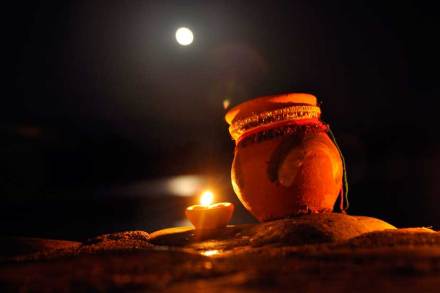 आजच्या दिवशी करवा चौथचे व्रत करणा-या पतीव्रतेला १०० व्रत केल्याचे पुण्य लाभते अशी मान्यता आहे. 