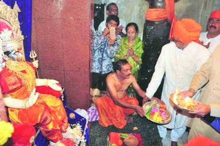 छत्रपती मालोजीराजे यांच्या हस्ते त्र्यंबोलीदेवीची पूजा करण्यात आली.  (छाया - राज मकानदार) 