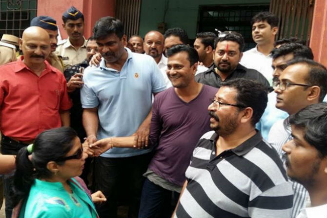 मनसे नगरसेवक संदीप देशपांडे यांना शनिवारी रात्री अटक करण्यात आली होती. 